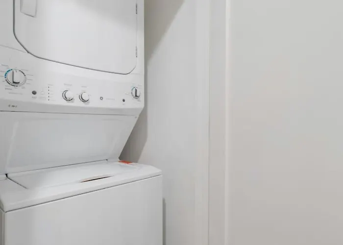 1 Bedroom With Rooftop And Wrigley Views Apartment