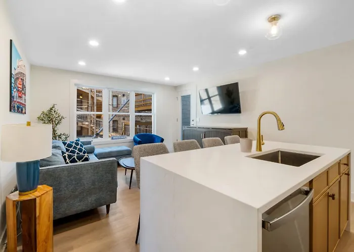 1 Bedroom With Rooftop And Wrigley Views *