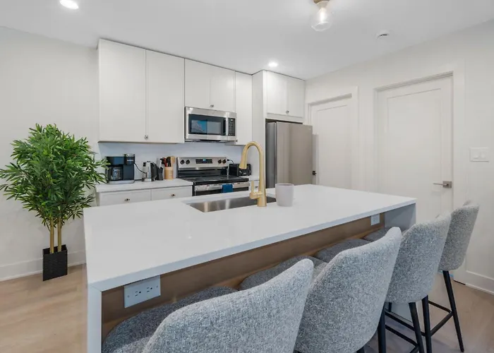 1 Bedroom With Rooftop And Wrigley Views *