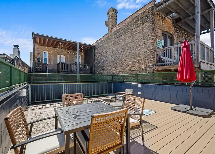 1 Bedroom With Rooftop And Wrigley Views Apartment Chicago