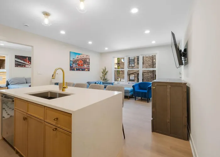 1 Bedroom With Rooftop And Wrigley Views Chicago