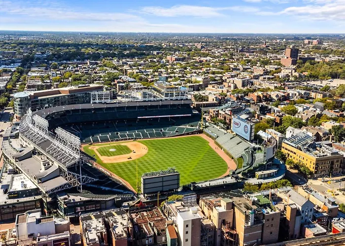 1 Bedroom With Rooftop And Wrigley Views Chicago